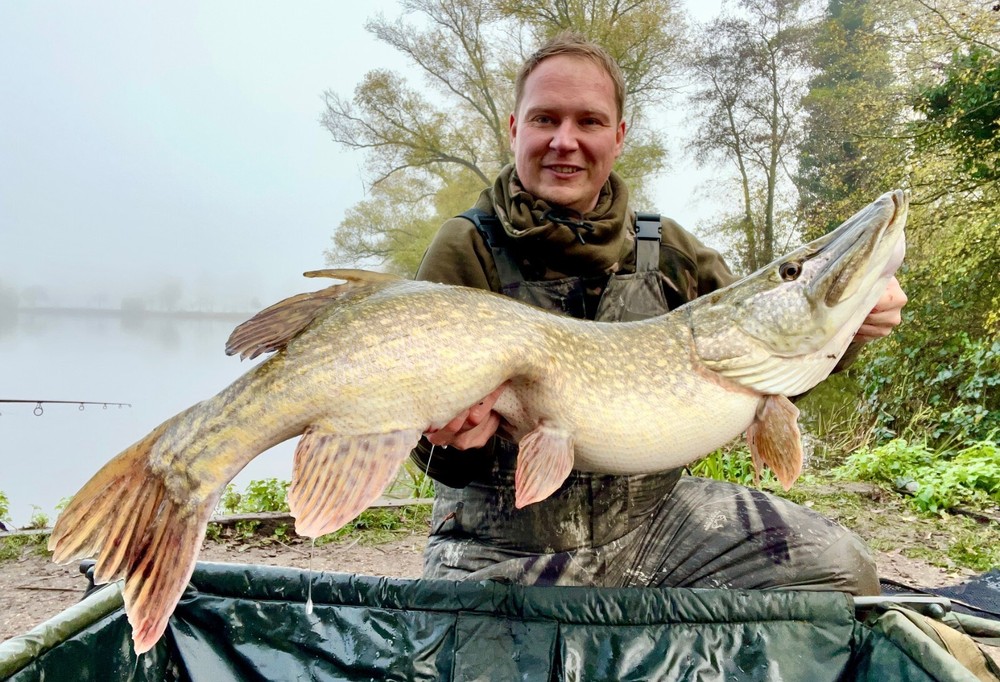 Pike Dead Bait Float PIKE Rigs Fishing Kit Including Trace Hook Float - PIKE UK
