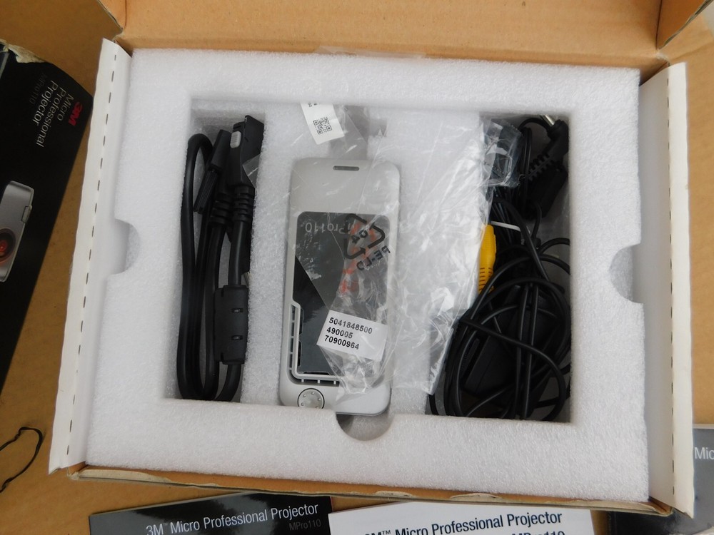 3M Micro Professional Projector MPro110 new open box