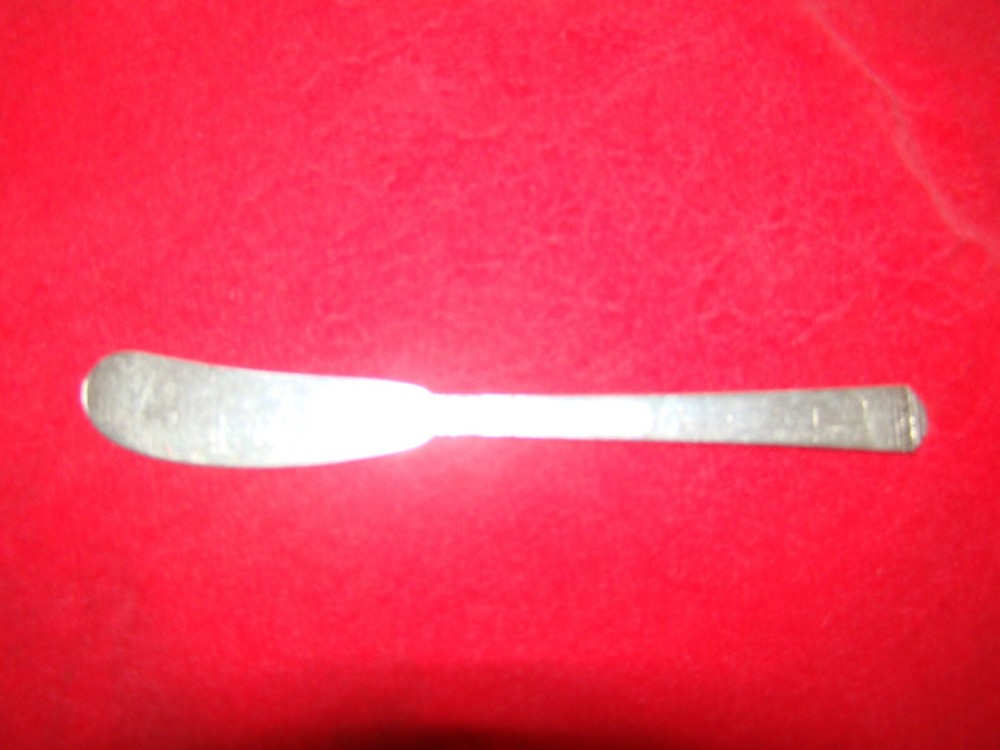 LUNT STERLING SILVER REGENCY FLAT BUTTER SPEADER  MONOGRAM T