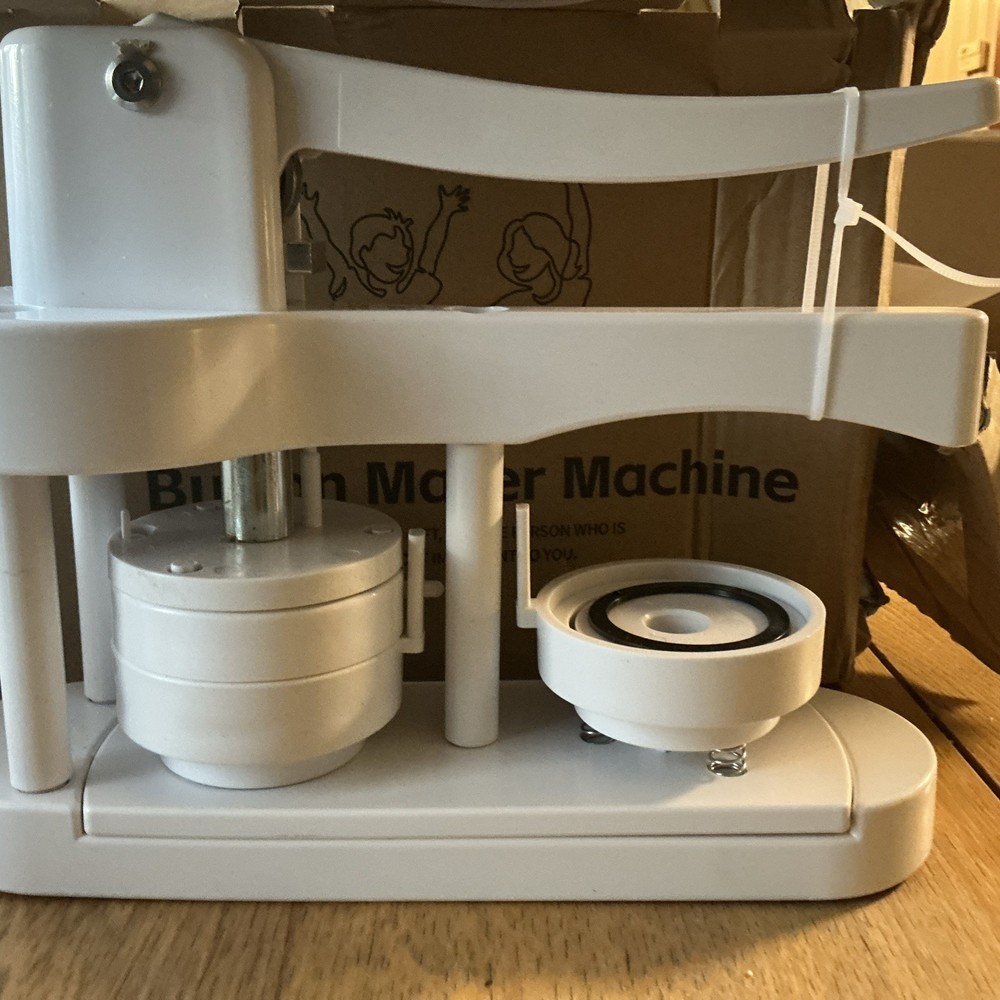 Button Maker New damaged box