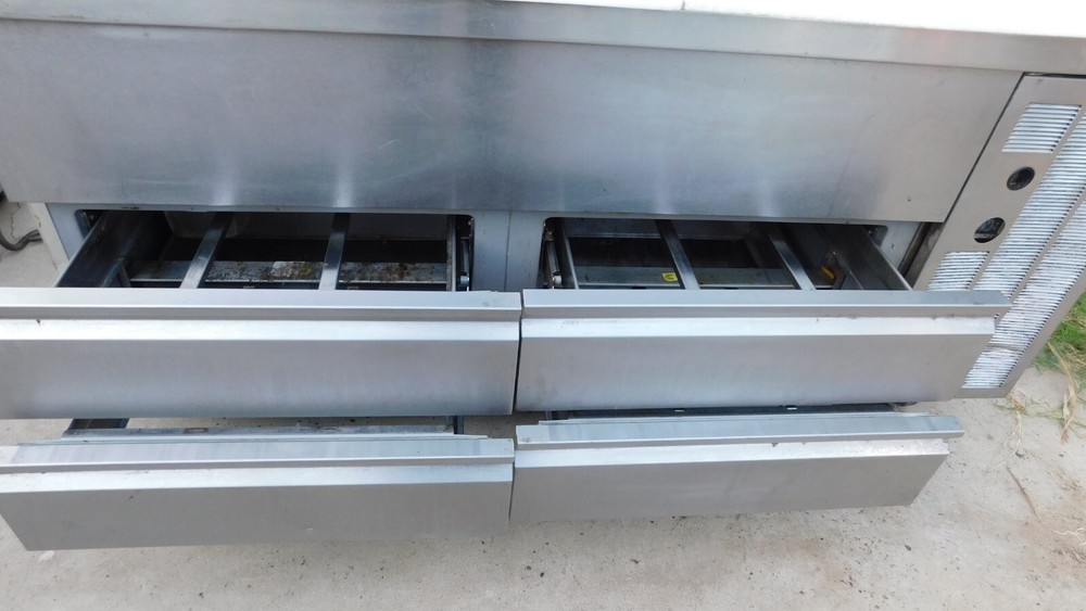 REFRIGERATED PIZZA , SANDWITCH , PREP TABLE WITH 4 DRAWERS