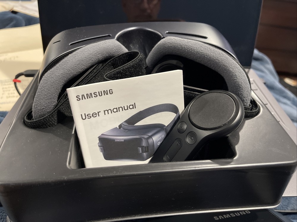 Samsung SMR324 Gear VR with Controller - Black