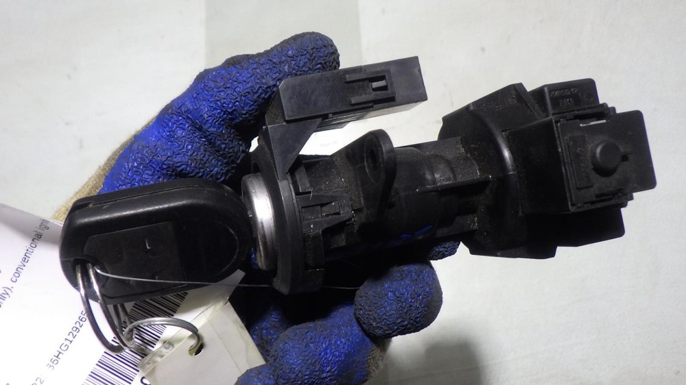 17 FORD TAURUS Ignition W/Key