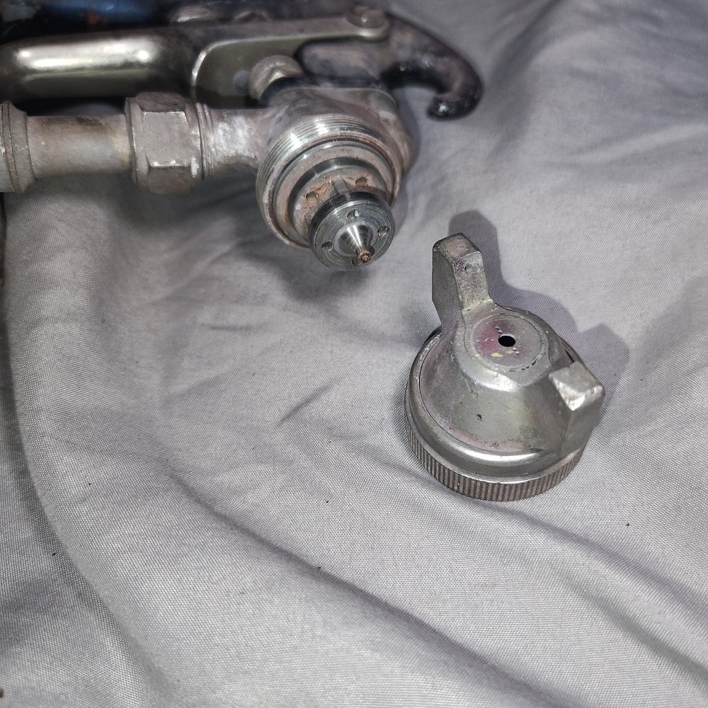 Binks model 18 professional spray gun 66SD tip w/ cup lid