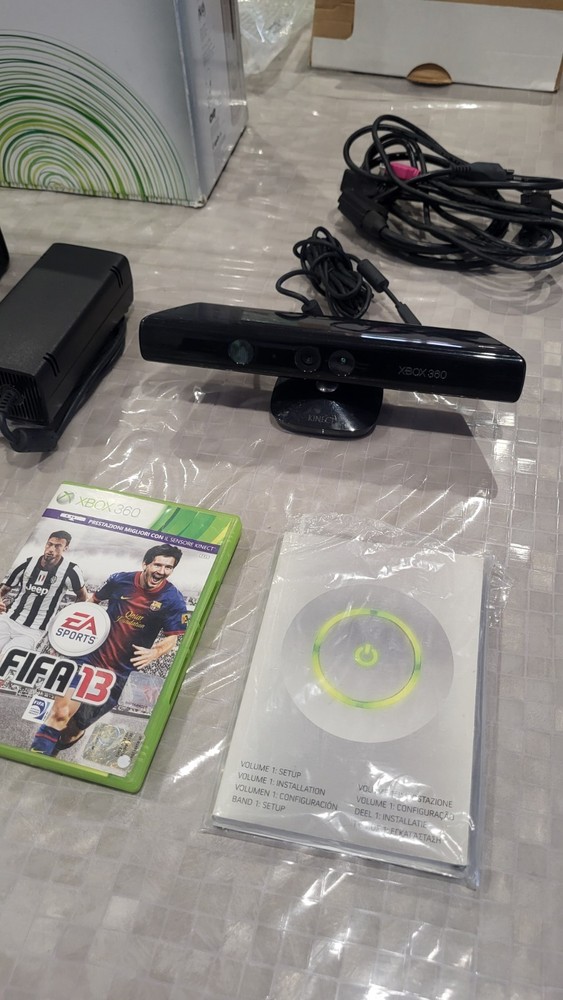 Xbox 360 Microsoft + Kinect + 2Controllers + Football Game + Cavettery