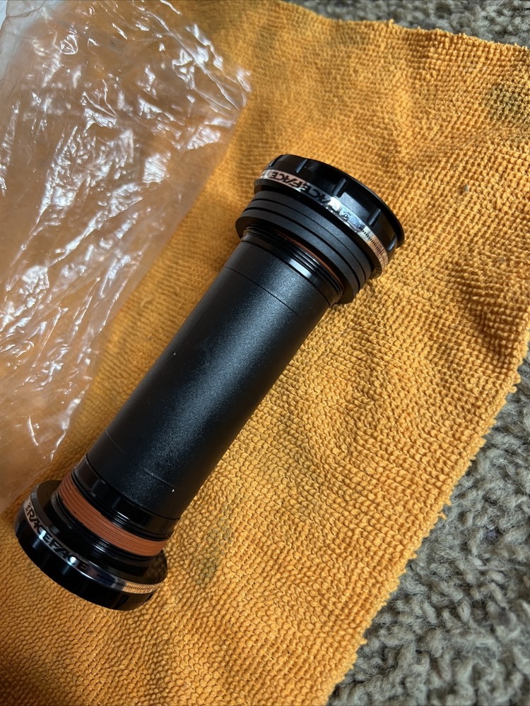 RaceFace CINCH Bottom Bracket BB BSA 100mm Shell x 30mm Spindle External Seal