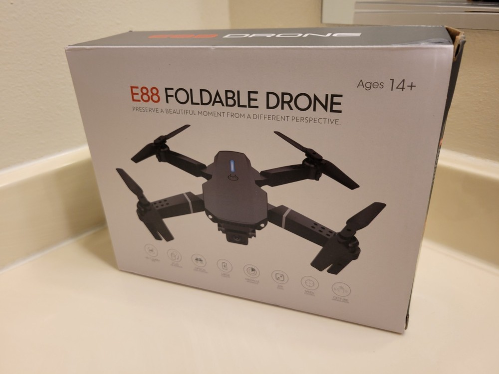 E88 FOLDABLE DRONE w/ STORAGE CASE / FOR AGES 14+ / BRAND NEW!!