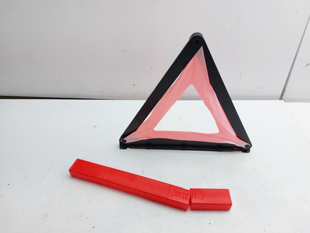 MG HS HIGH VISIBILITY WARNING TRIANGLE 2020 10477670