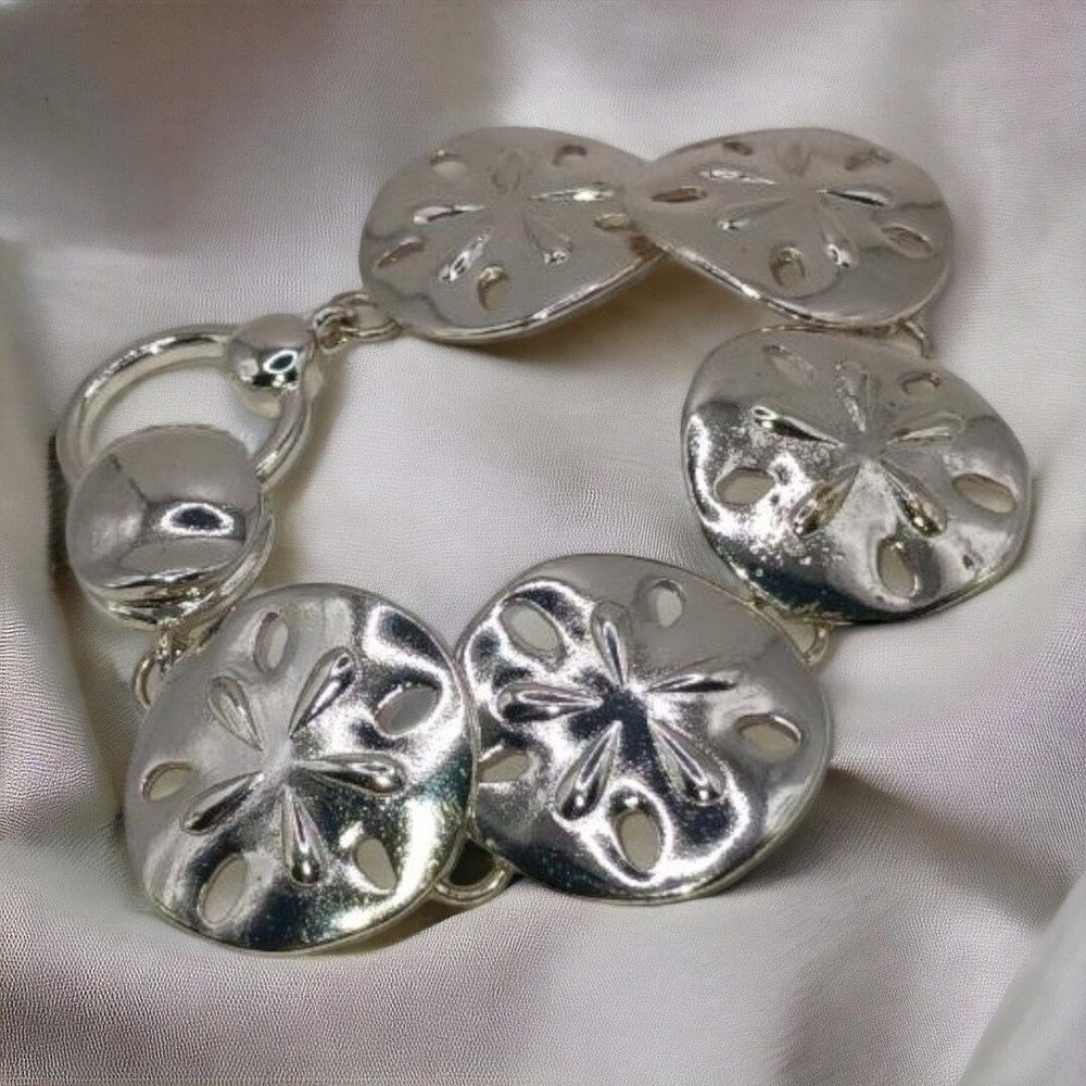 Vintage Silvertone Sanddollar bracelet
