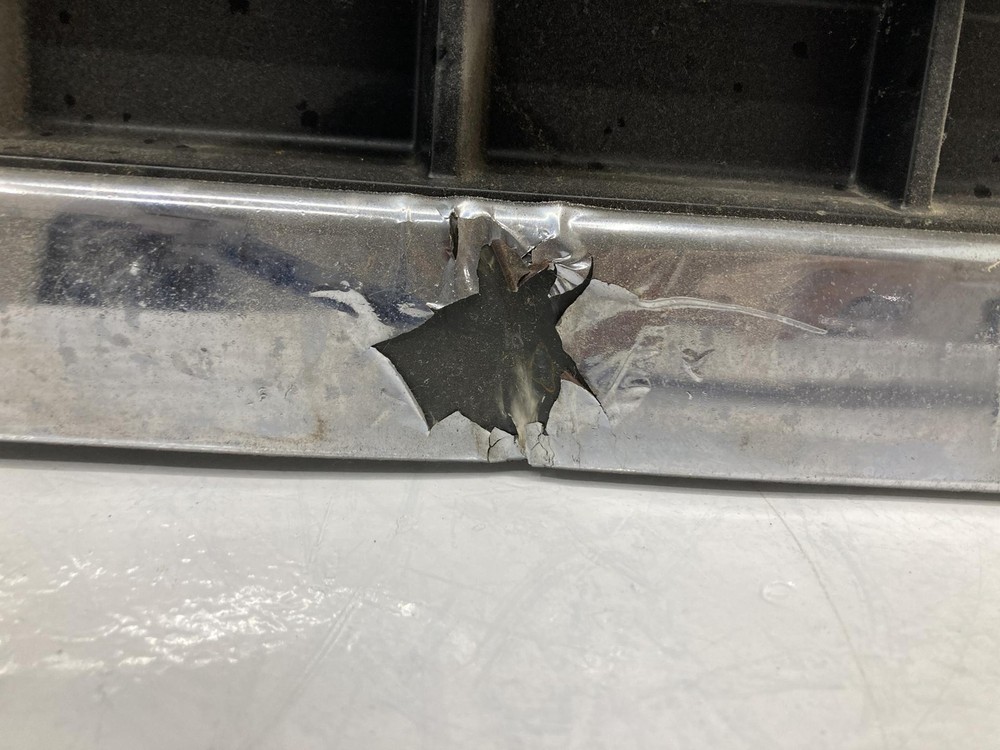 2003-2017 Volvo VNL Grille - Used