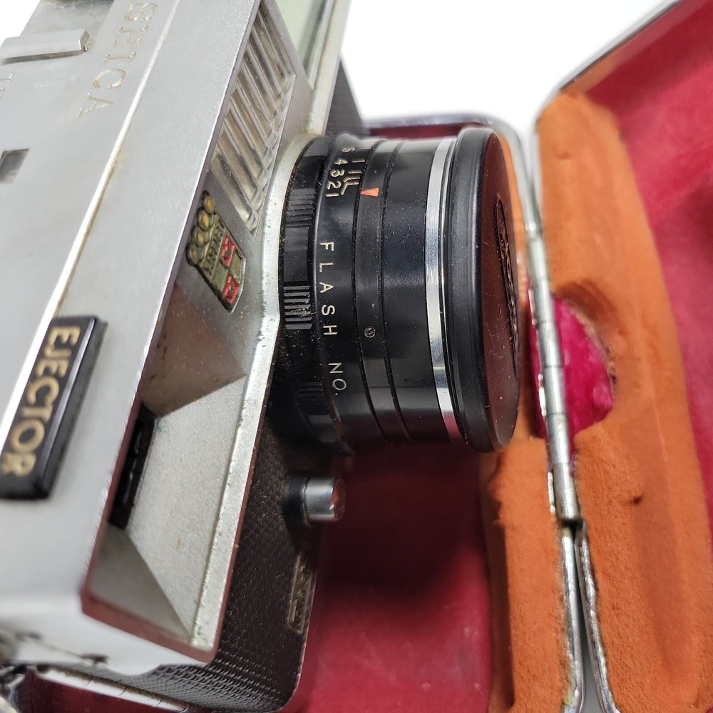 Camera YASHICA Flash-O-Set 35mm Vintage Camera With Case. Untested