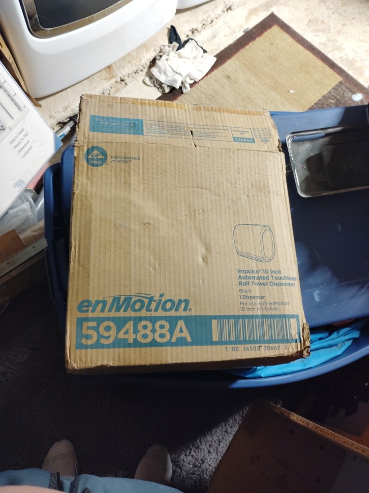 En Motion automatic paper towel dispenser