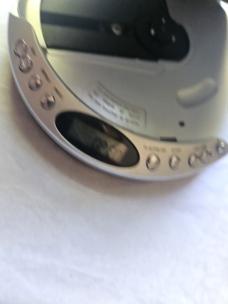 Durabrand CD-566 Programmable CD Player Silver/Blue LCD Display Repeat Working