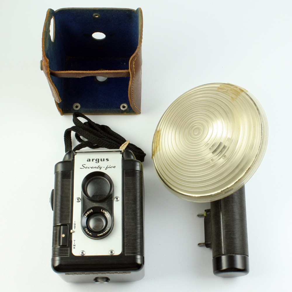 Argus Seventy-Five 620 Roll Film Flash Camera + Flash + Half-Case - Works!