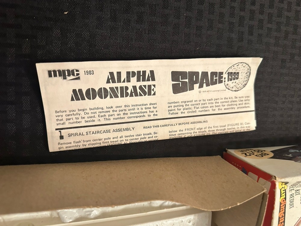 FUNDIMENSIONS 1976 SPACE:1999 ALPHA MOONBASE (18”X12”) KIT Model