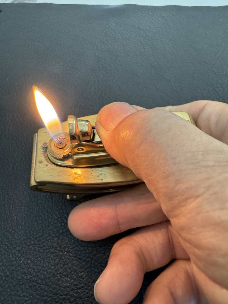 Vintage Ronson Varaflame Table Lighter.