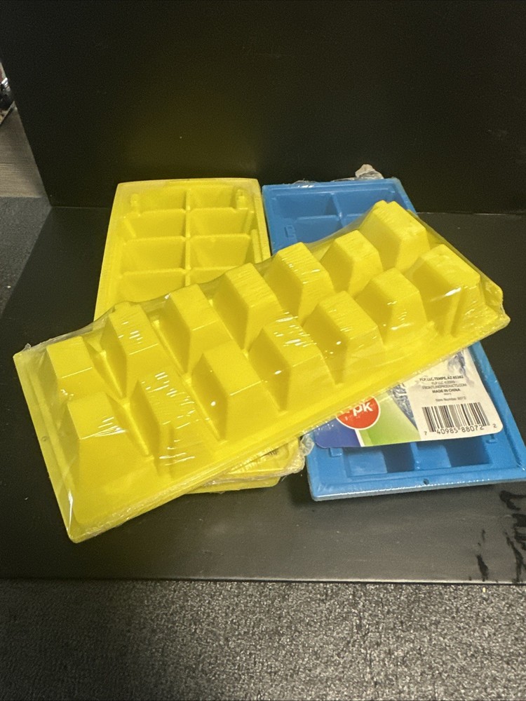 (2 Pack) Space Saving, Easy Twist Ice Cube Tray, Plastic,Rectangular, Stackable