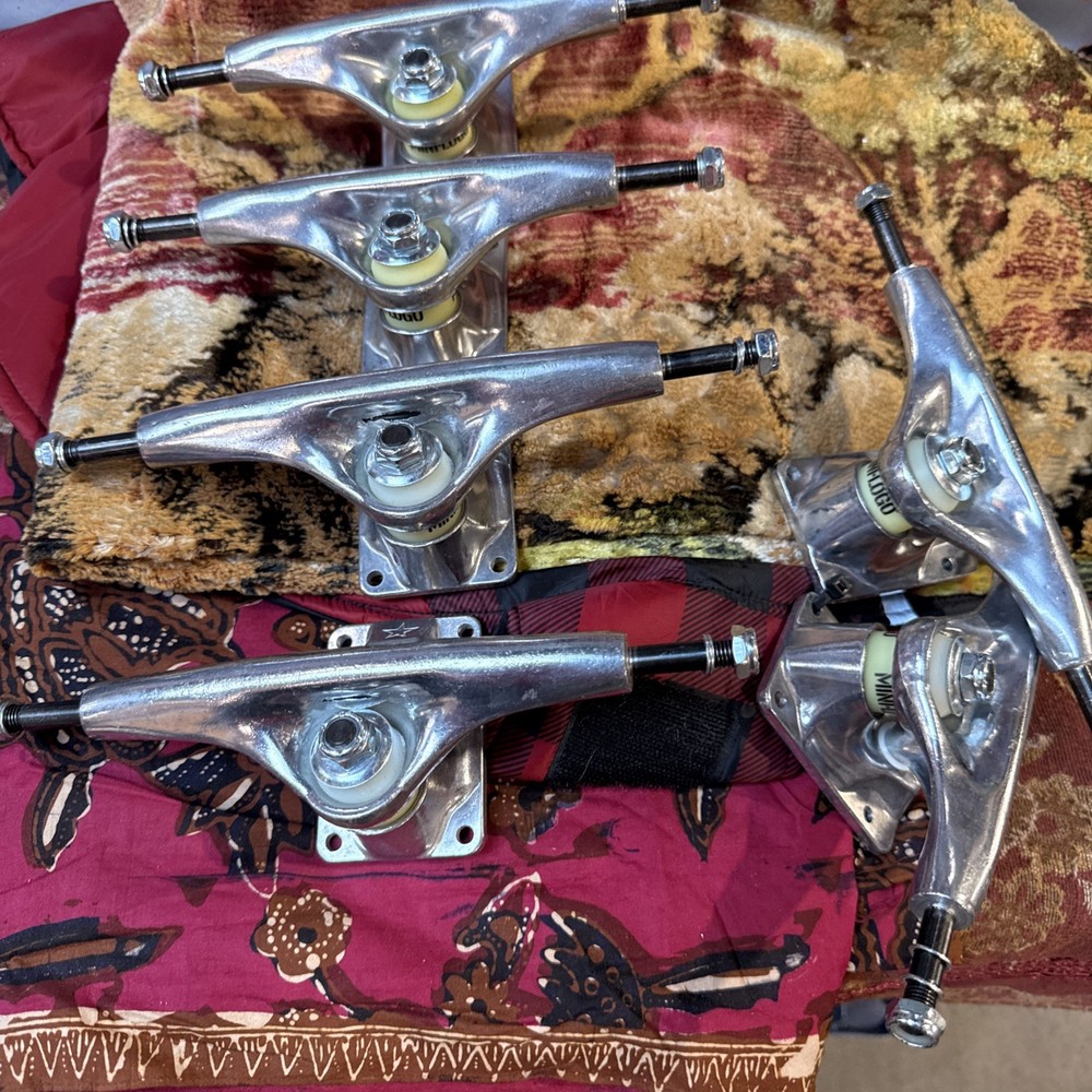 Mini-Logo Skateboard Trucks Lot.