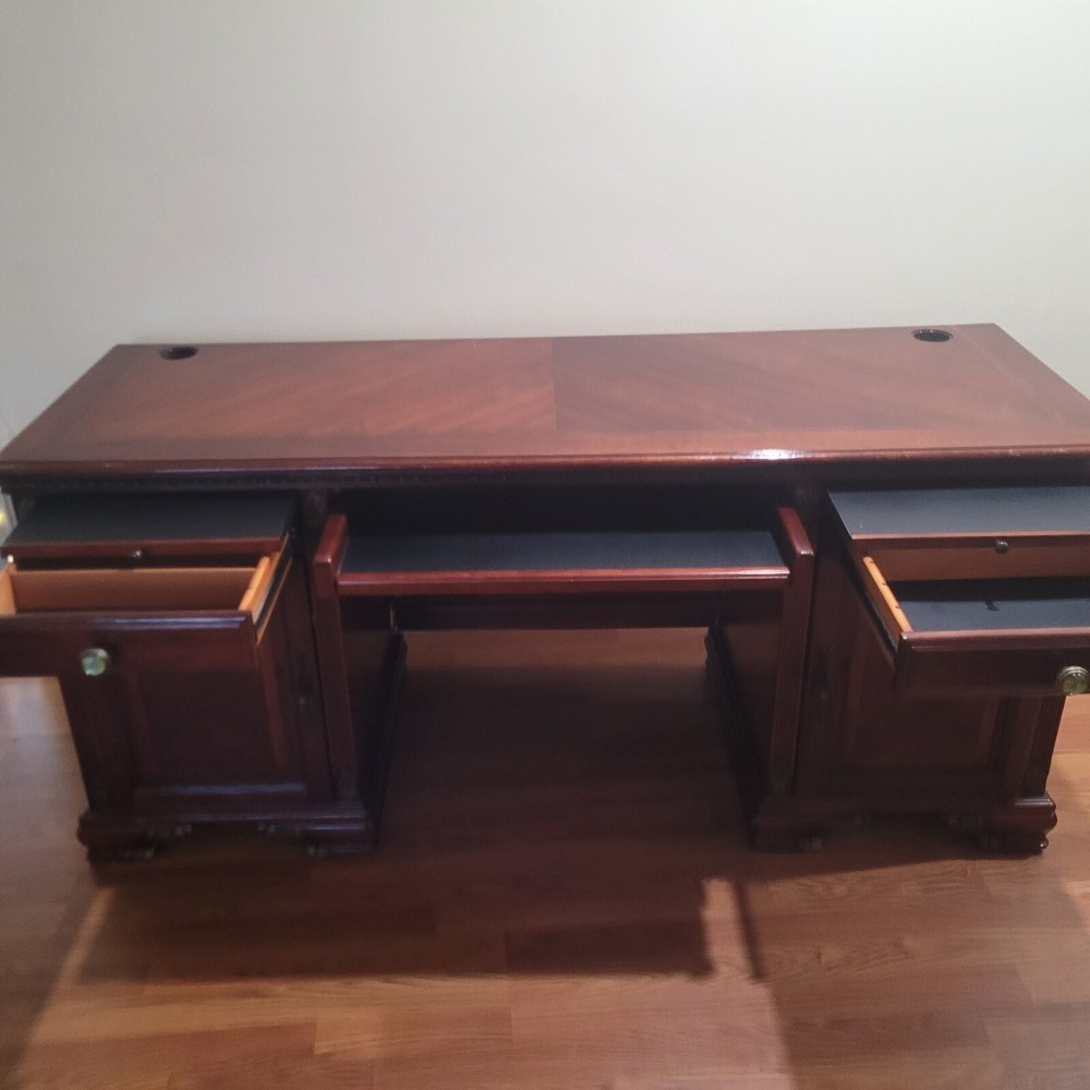 Cradenza / Desk With USB Power Center