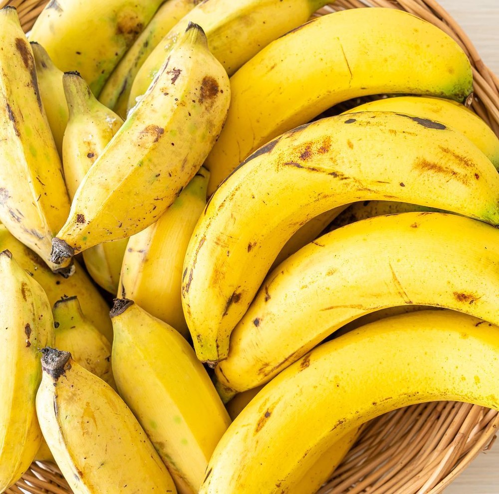 FRESH BANANAS FRUIT
