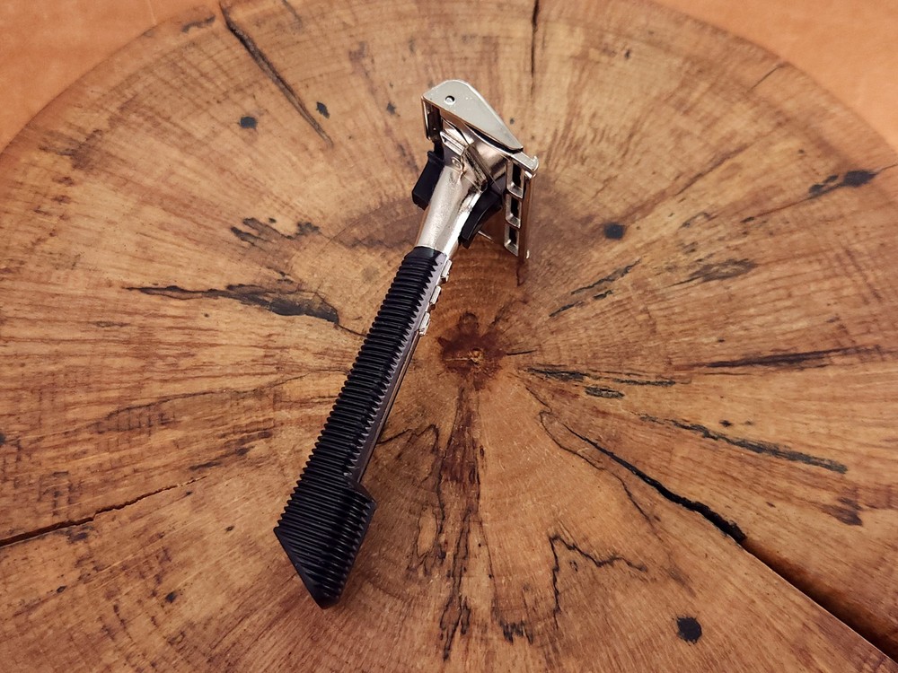GEM Pushbutton Chrome VTG Single Edge Safety Razor