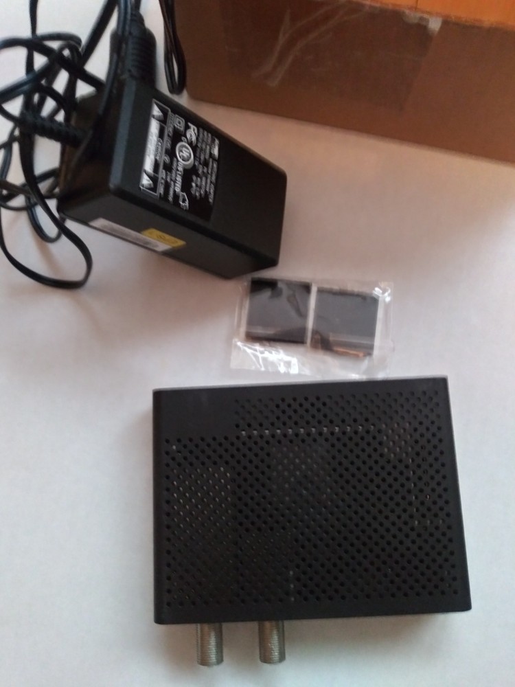 1 Time Warner DCI401TWC2 Cable Box with power supply.Powers Up.