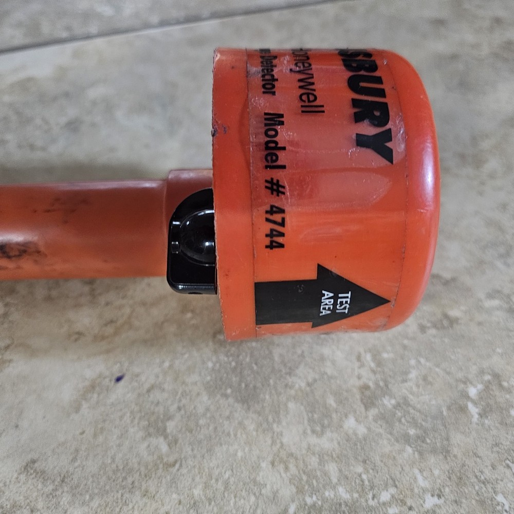 Salisbury 4744 Self-Testing Voltage Detector (Audio/ Visual)