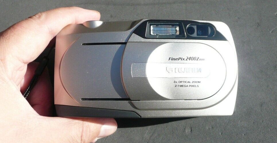 Fujifilm FinePix 2400 Zoom 2.1MP Compact Digital Camera Silver  Untested Boxed