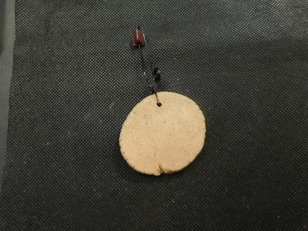 SMALL CLAY WALL HANGING! e373XTT