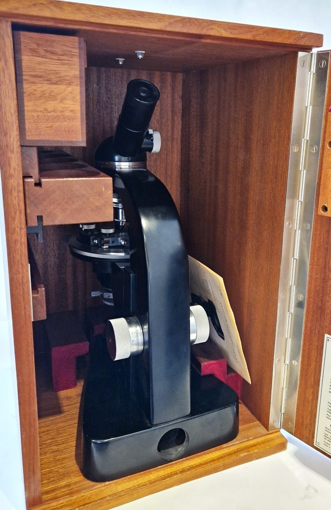 Leitz Laborlux polarizing microscope with incorporated light, 1950s'