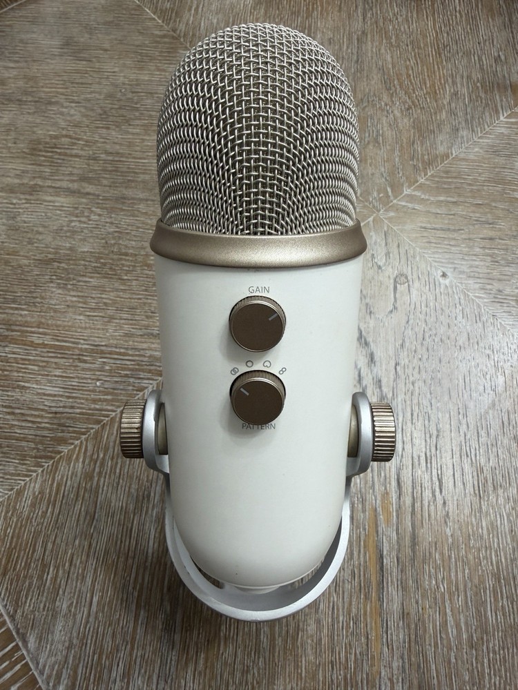 Blue Yeti USB Condenser Microphone White, Mute, Gain, Volume, Multiple Patterns