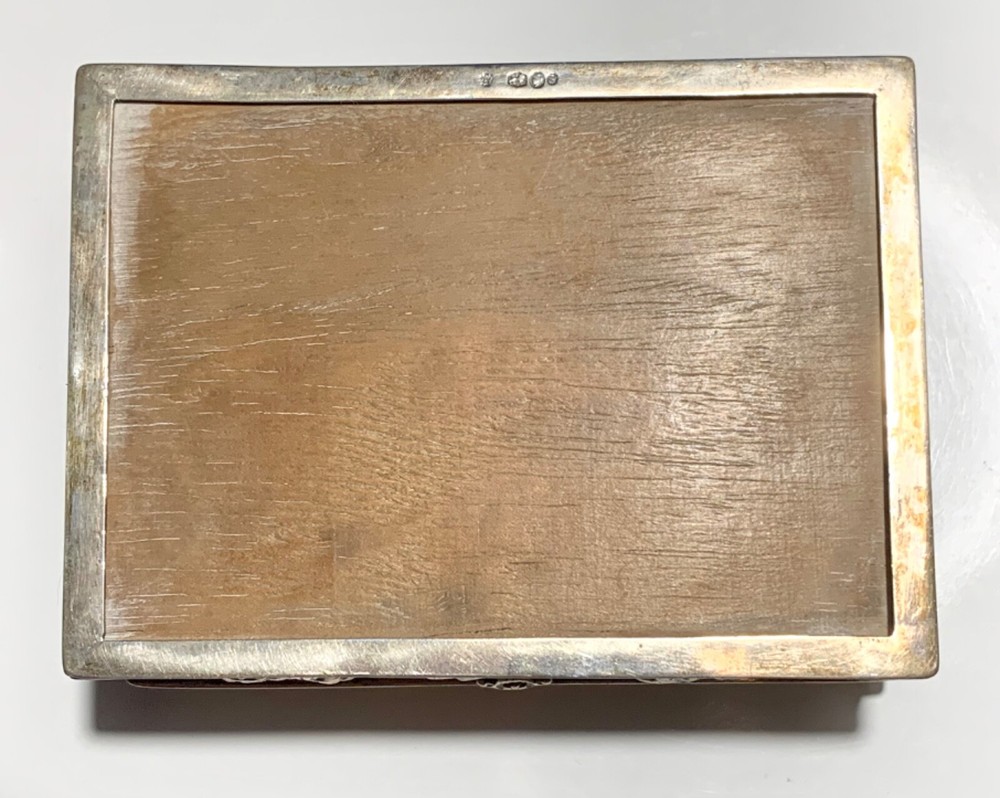 BEAUTIFUL - Vintage Dutch 833 Silver Repousse Box