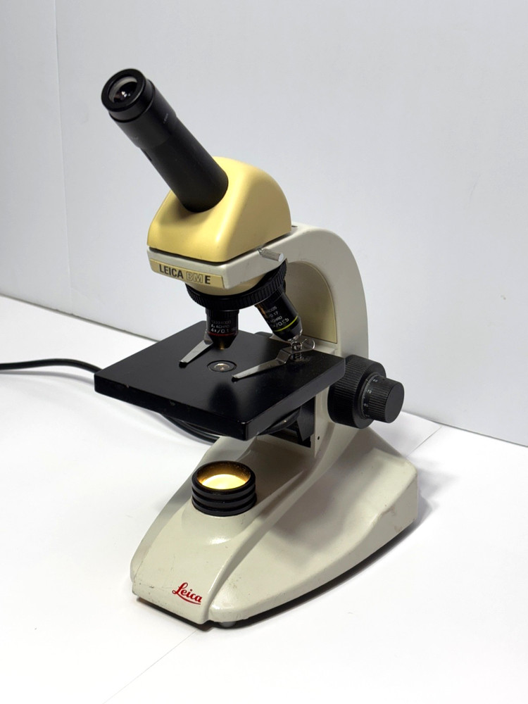 Genuine Leica BME microscope Lecia Microscope With 3 Objectives + Extras