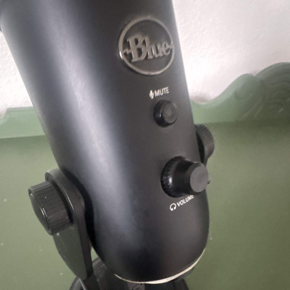 Blue Yeti USB Microphone Black Mute Volume Gain Multiple Polar Patterns