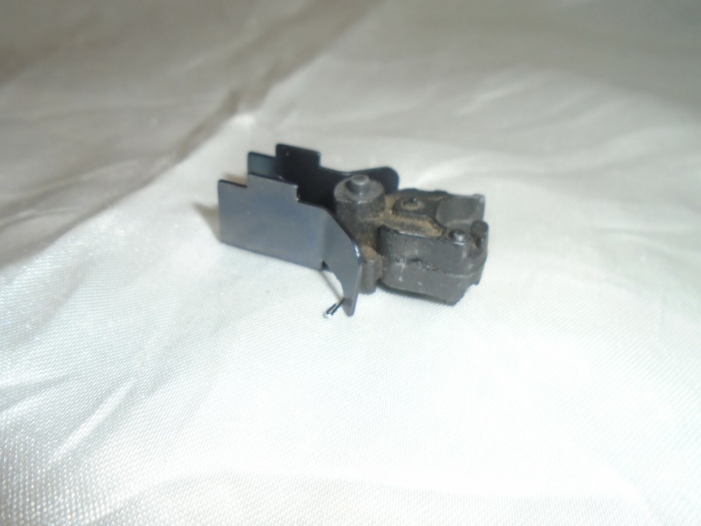 Lionel Postwar Diesel Fixed Knuckle Coupler W/Mounting Bracket &Centering Spring