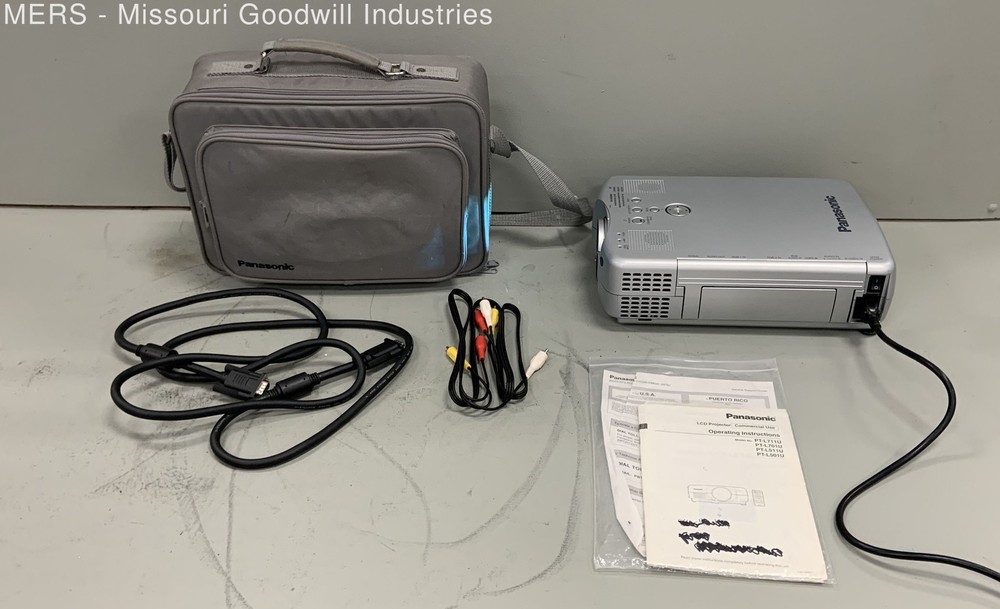 Panasonic PT L711U Silver LCD Projector With Case Cables Manuals Projector