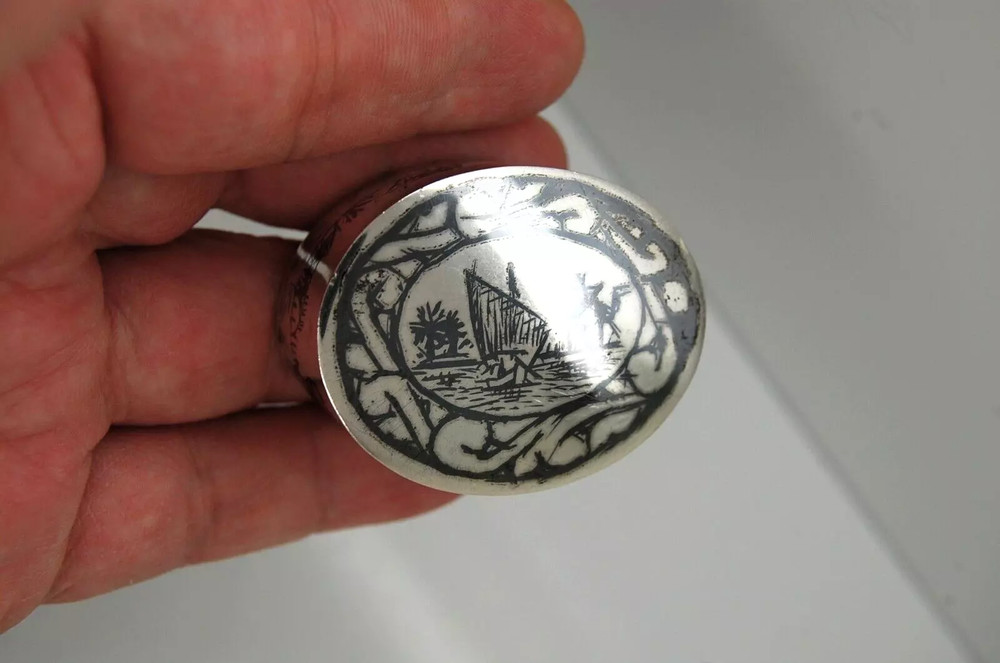 VINTAGE STERLING SILVER ARTISAN MADE SEA PLOT OVAL SHAPE SNUFF / PILL BOX