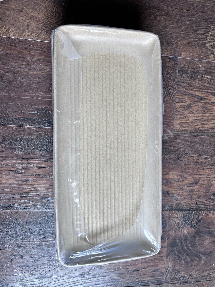 Tuxton VYZ-140Y Tray Matte Beige Embossed 12pc