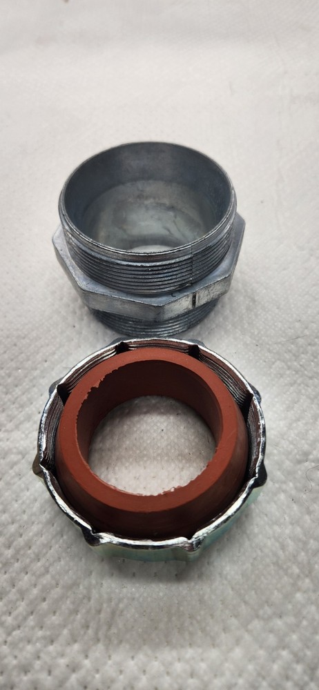 THOMAS & BETTS 2574, 2" Cord & Cable Connector, Range: 1.375"-1.625"