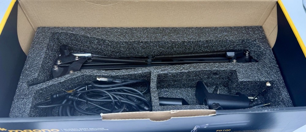 Maono MaonoCaster E2 Podcast Bundle Dynamic Microphone USB Audio Interface