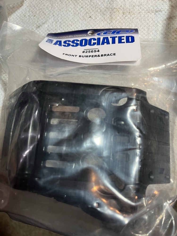 Team Associated 25694 Black Front Bumper & Brace New