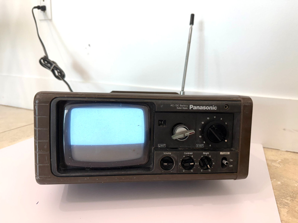 VINTAGE PANASONIC SOLID STATE PORTABLE TELEVISION TR-525