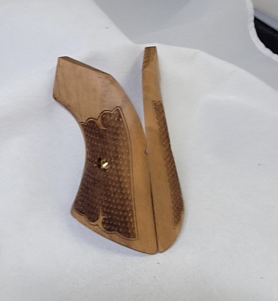Colt Peacemaker Walnut Grips with Checkering Pattern