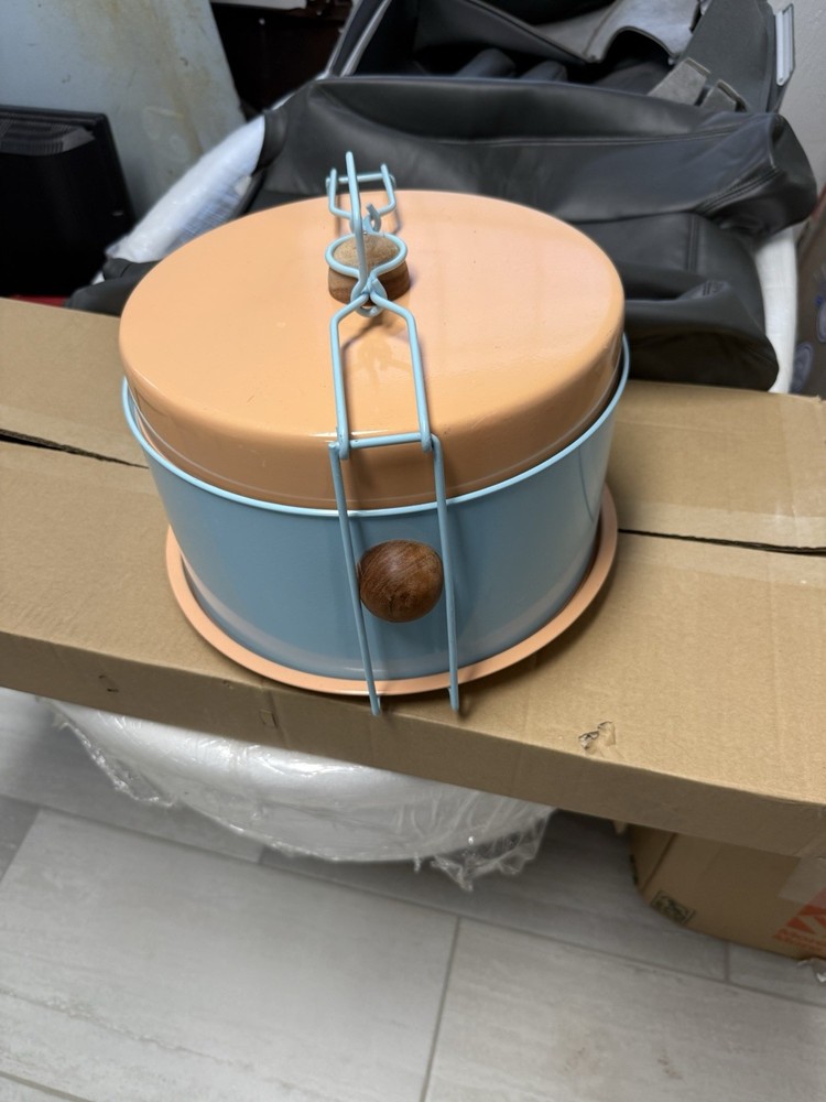 OMG Retro Cake Tin