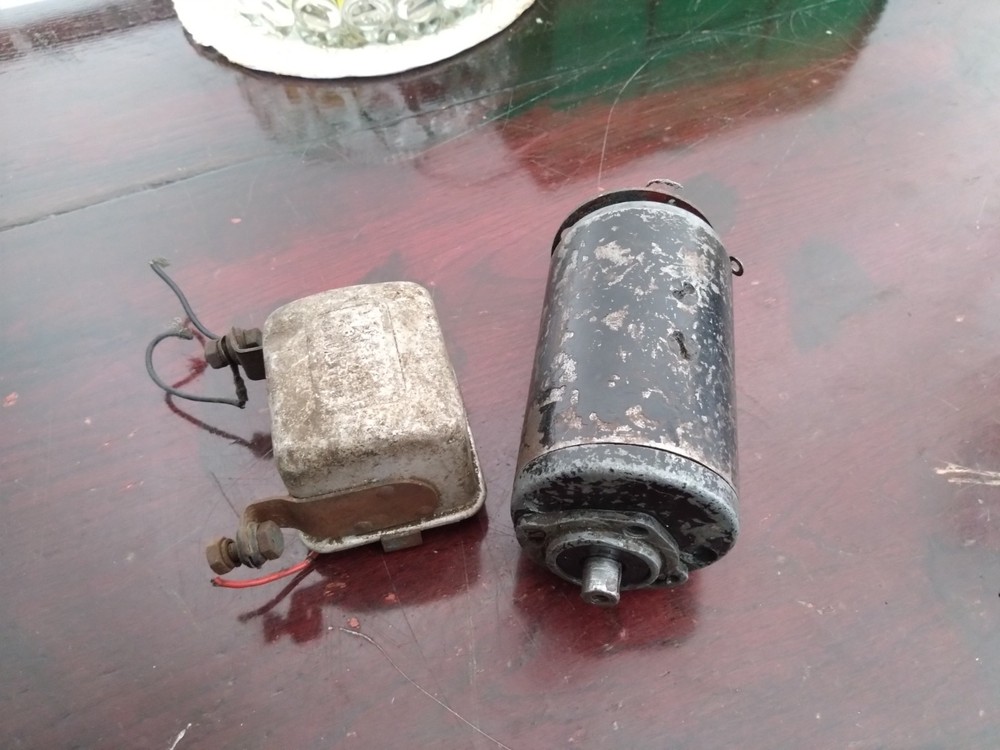 BSA A7 A10 LUCAS DYNAMO - (needs screws and brushes)