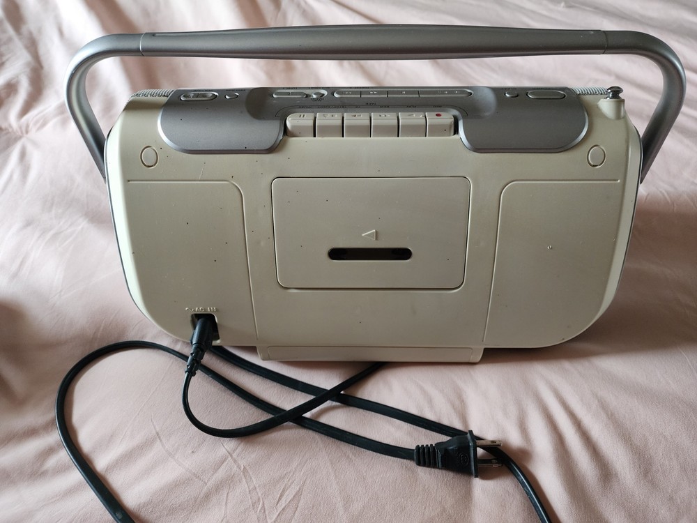 Sony CFD-E100 CD & AM/FM Radio & Cassette Player/Recorder Read description