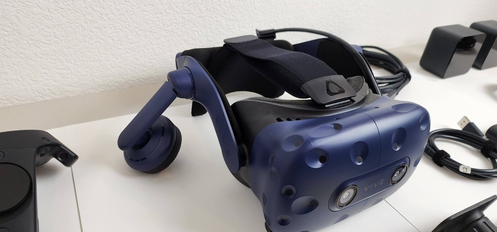 HTC VIVE Pro Headset VR Full Set Complete System Virtual Reality Kit A+ Clean