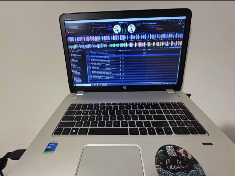 Denon DJ MCX8000 DJ Controller & Laptop Package, BPM Counter, Sampler, Loop