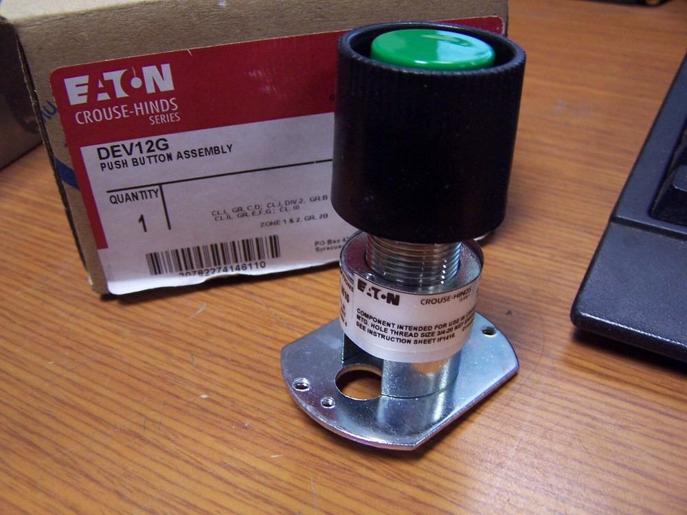 NEW CROUSE HINDS HAZARDOUS LOATION PUSH BUTTON GREEN DEV12G