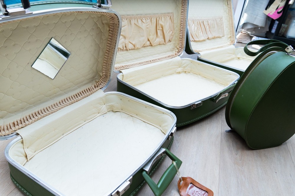 VINTAGE 4 PIECE NESTED LEATHER TRUNK/BRIEFCASE SET - EMERALD GREEN